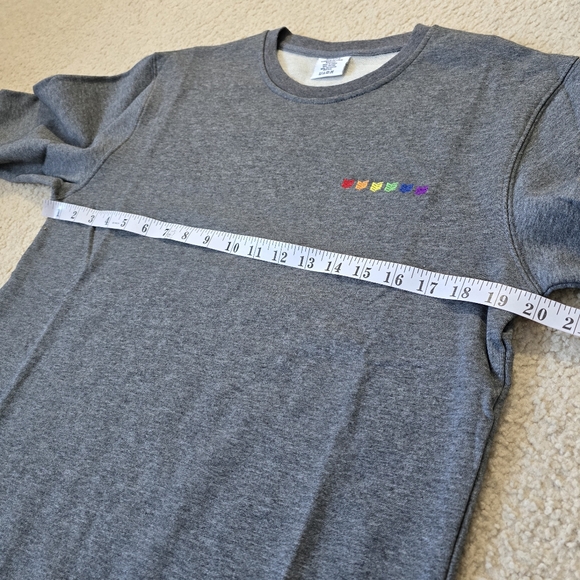 Labour of Love Pride Sweatshirt Size M Grey Rainbow Heart LGBTQ - Picture 4 of 7